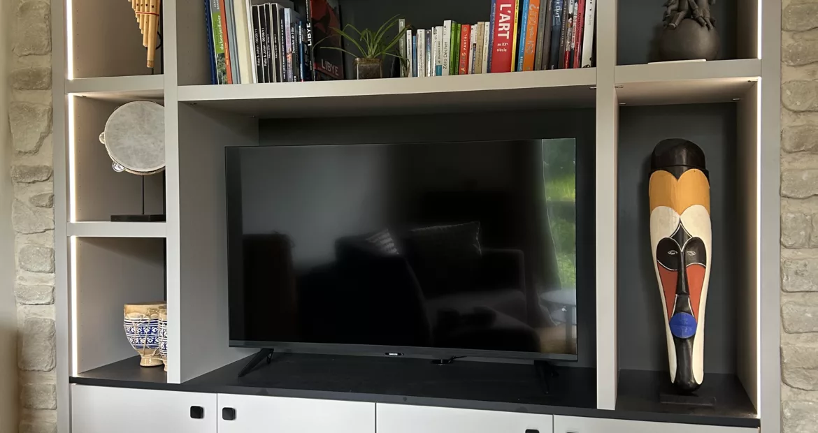 Meuble TV encastré dans niche, mur de pierre