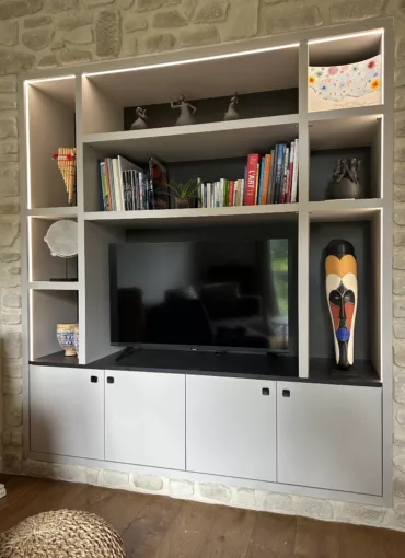 Meuble TV encastré dans niche, mur de pierre