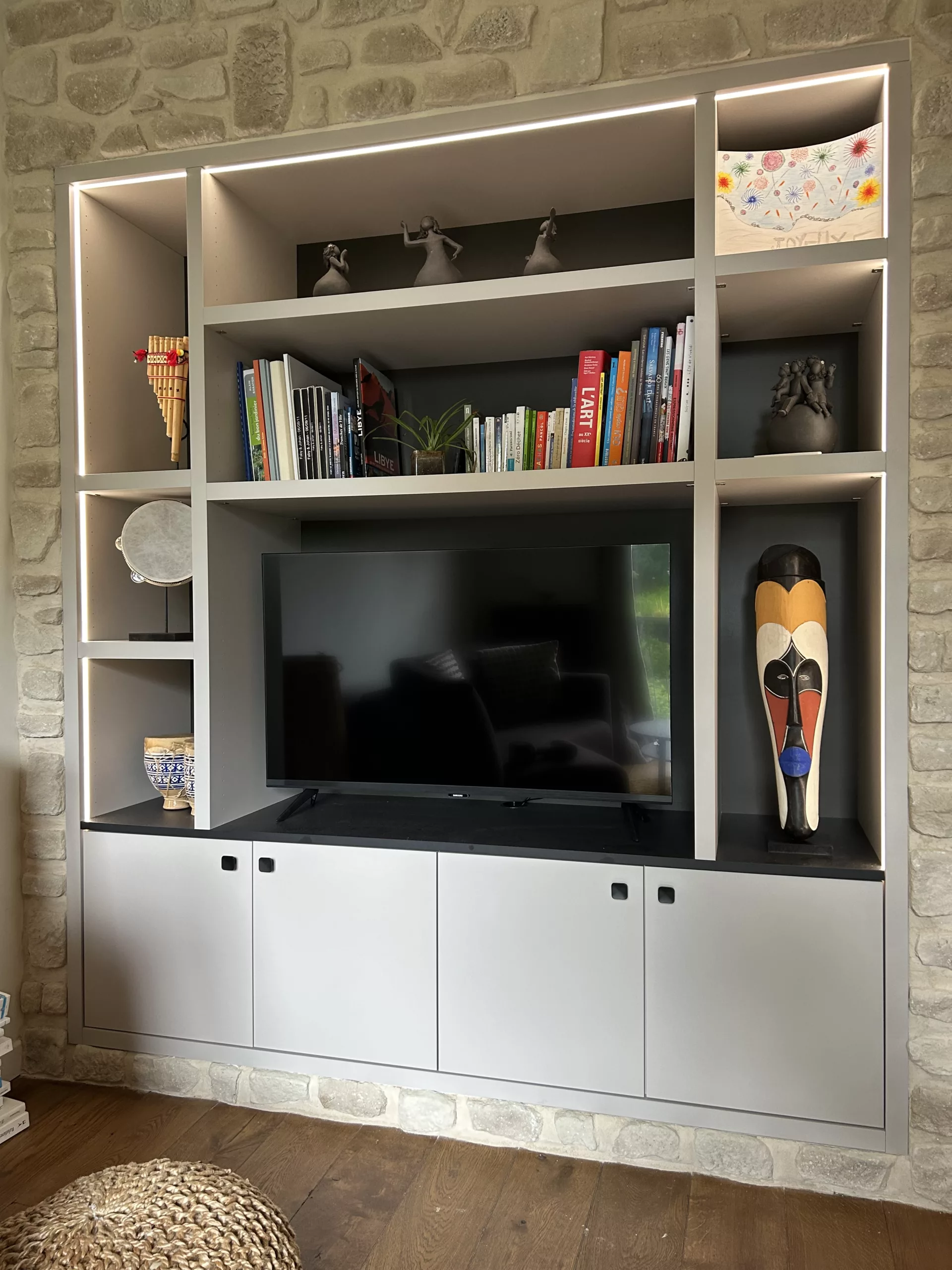 Meuble TV encastré dans niche, mur de pierre