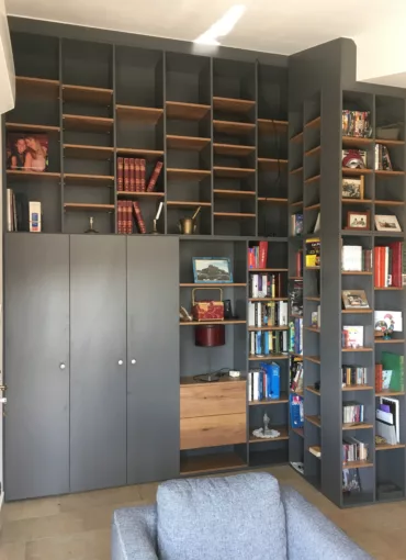 Bibliothèque sol/plafond, tiroirs et rangements fermés