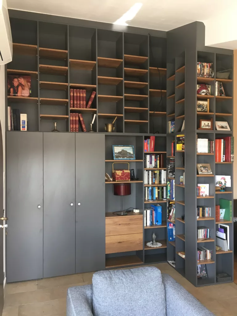 Bibliothèque sol/plafond, tiroirs et rangements fermés