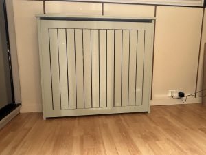 Cache radiateur - lames orientables - capot fermé -