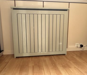 Cache radiateur - lames orientables - capot fermé -