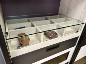 Tiroir à vision totale avec séparateurs sous étagère en verre