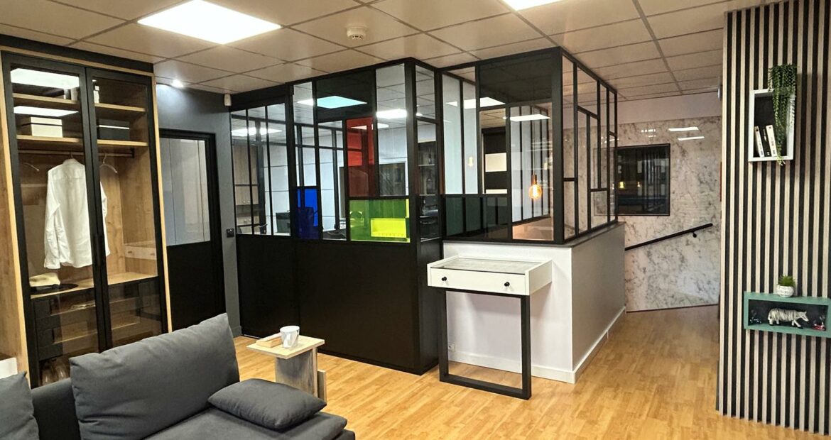Showroom, verrière, claustras, Crystal marbre, porte pivotante cadre alu