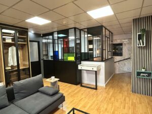 Showroom, verrière, claustras, Crystal marbre, porte pivotante cadre alu
