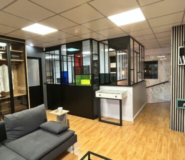 Showroom, verrière, claustras, Crystal marbre, porte pivotante cadre alu