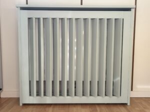 Cache radiateur avec lames verticales orientales