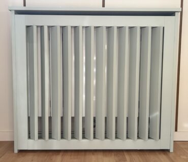 Cache radiateur avec lames verticales orientales