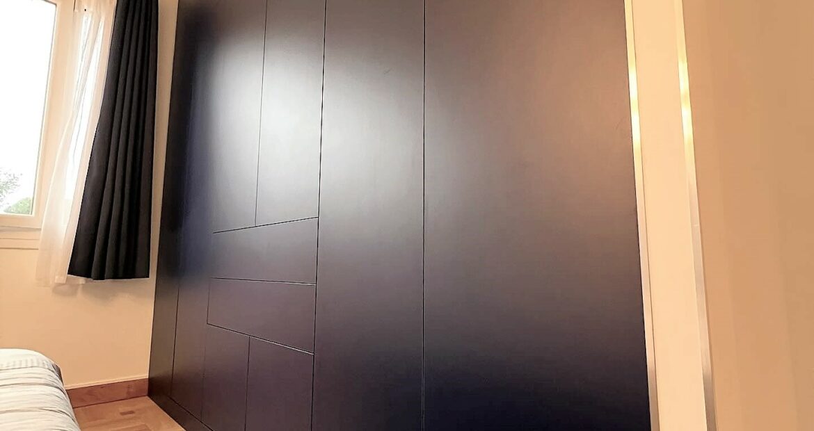 Placard avec portes ouvrantes et tiroirs, système touche lâche