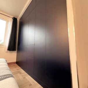 Placard avec portes ouvrantes et tiroirs, système touche lâche