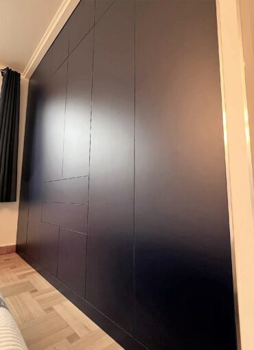 Placard avec portes ouvrantes et tiroirs, système touche lâche