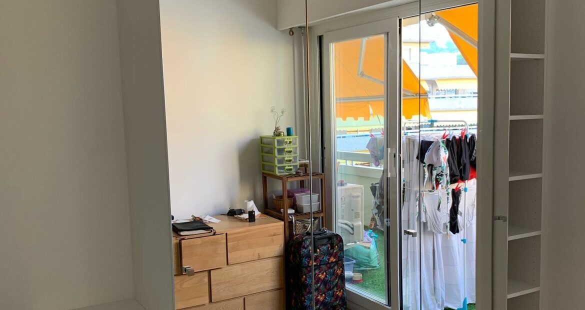 Placard avec portes ouvrantes miroir