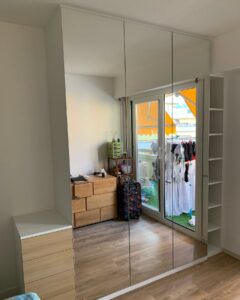 Placard avec portes ouvrantes miroir