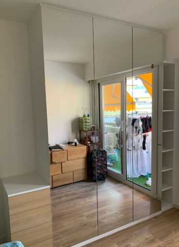 Placard avec portes ouvrantes miroir