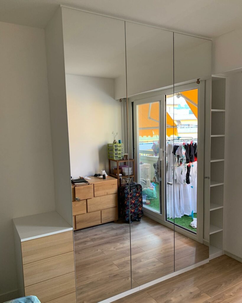 Placard avec portes ouvrantes miroir