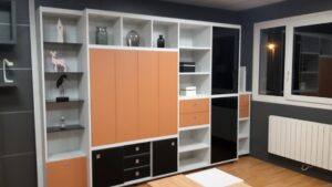 Meuble living TV avec portes pliantes et portes vitrées