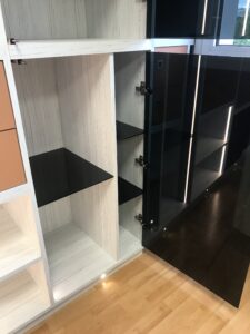 Porte ouvrante avec vitre coloris noir fumé charnière Onyx