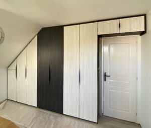placard avec portes ouvrantes, sous pente
