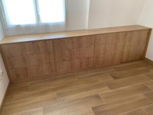 commode coloris chêne Hamilton avec tiroirs touche lâche et portes coulissantes clipo