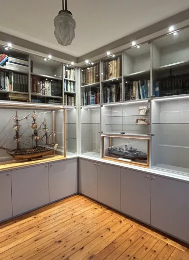 Bibliothèque d'angle avec portes vitrées