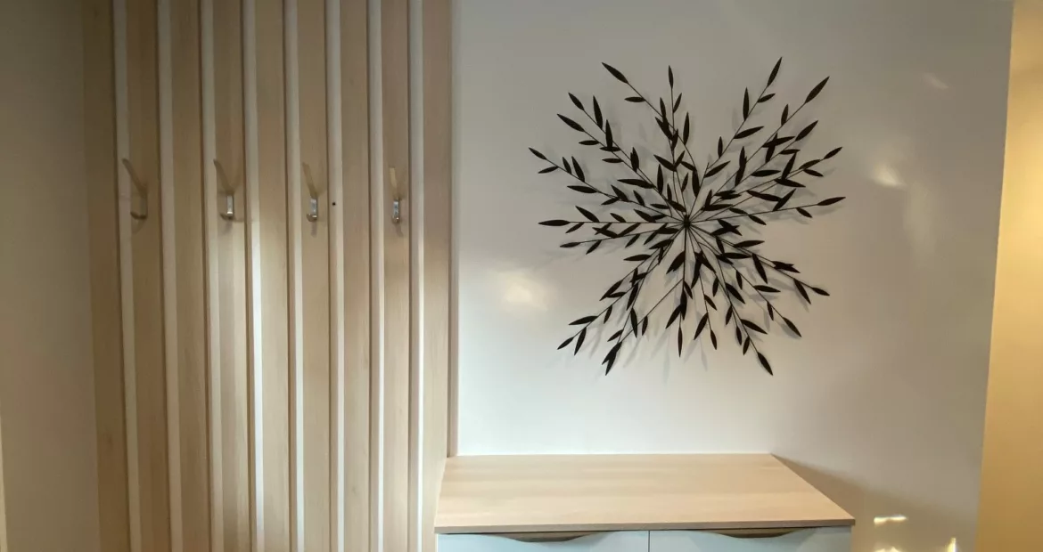 Aménagement entrée, porte manteau, banc et commode bahut à tiroir sur-mesure