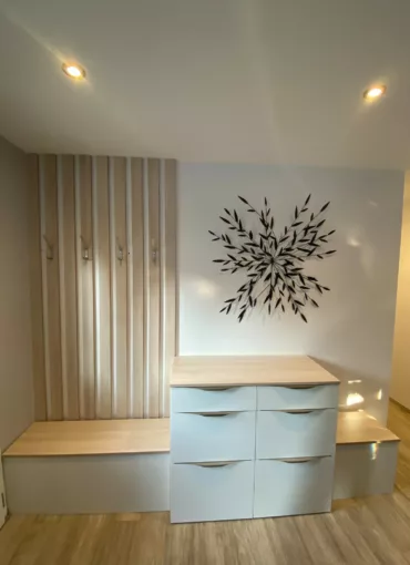 Aménagement entrée, porte manteau, banc et commode bahut à tiroir sur-mesure