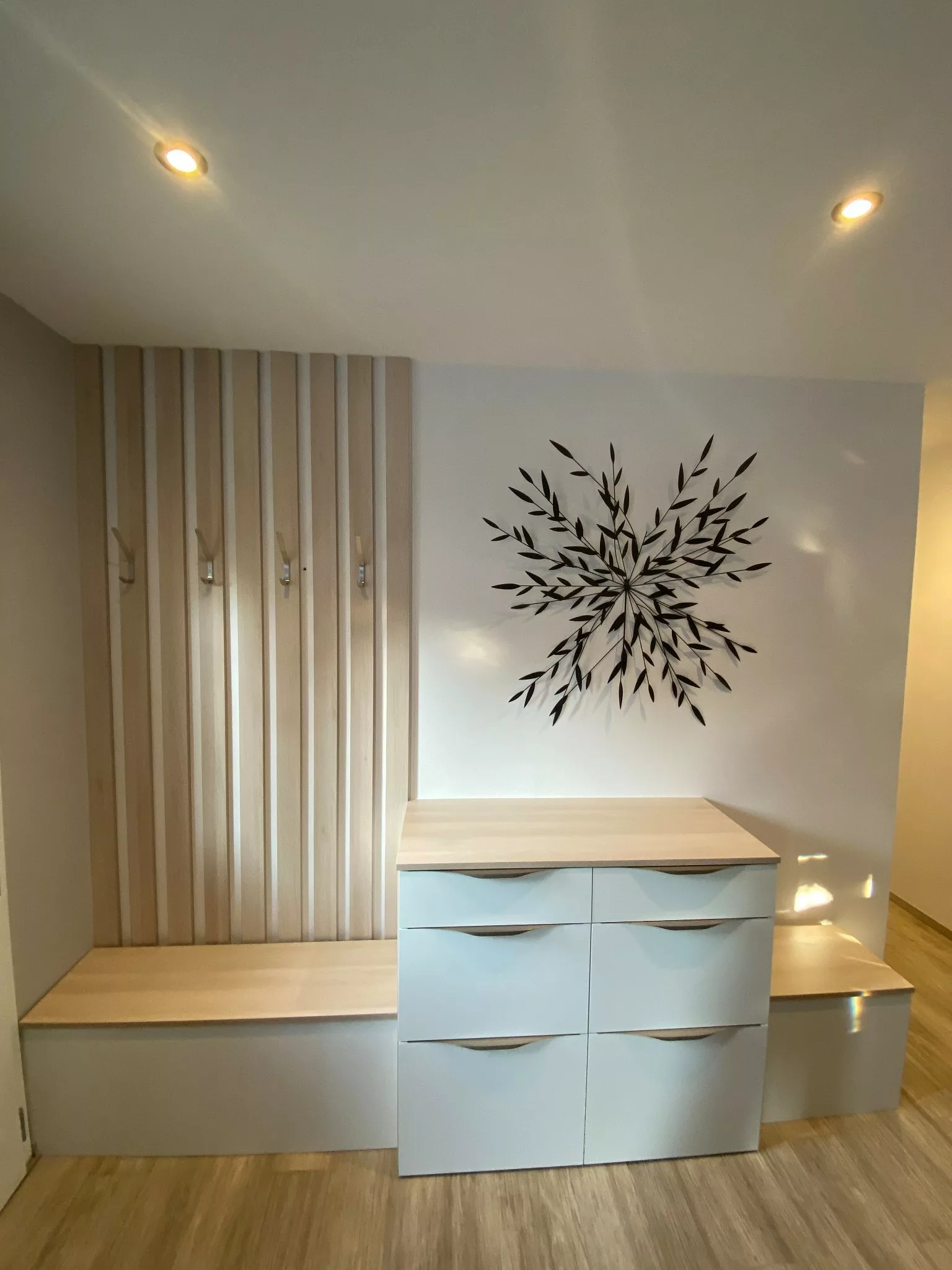 Aménagement entrée, porte manteau, banc et commode bahut à tiroir sur-mesure